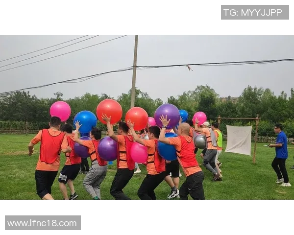 部门团结协作踢足球活动促进团队精神与沟通能力提升 部门团结协作踢足球活动促进团队精神与沟通能力提升